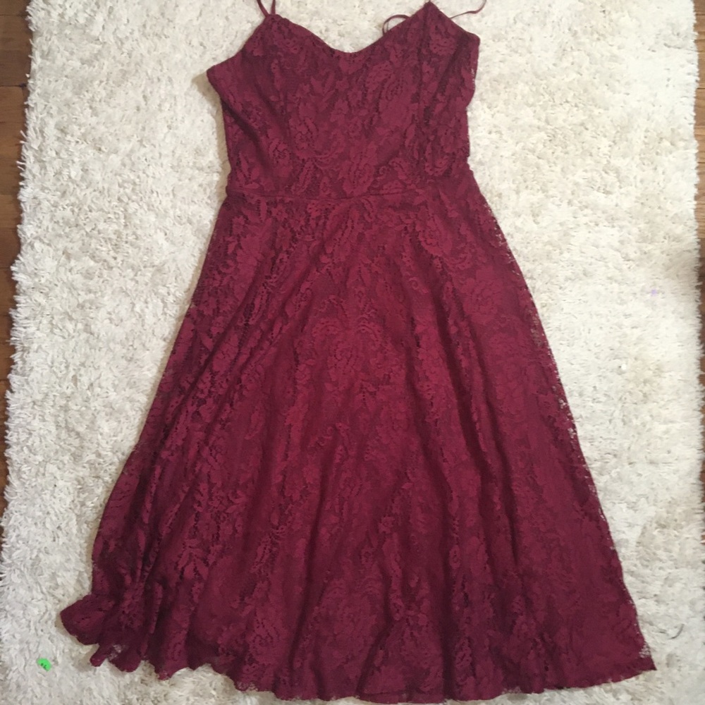 Lulu’s Maroon Lace Midi Dress NWOT M